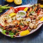 لمأكولات البحرية هي الحيوانات التي تعيش في البحر وتُؤكل، وتشمل الأسماك بأنواعها المختلفة